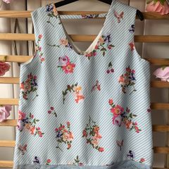 top Bnwt Yumi blue floral v front top lace detail