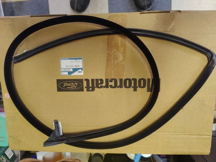 Genuine Ford NOS Door Seal Weatherstrip Sierra Scorpio 1664884 D87BB-F25314-BB NEW