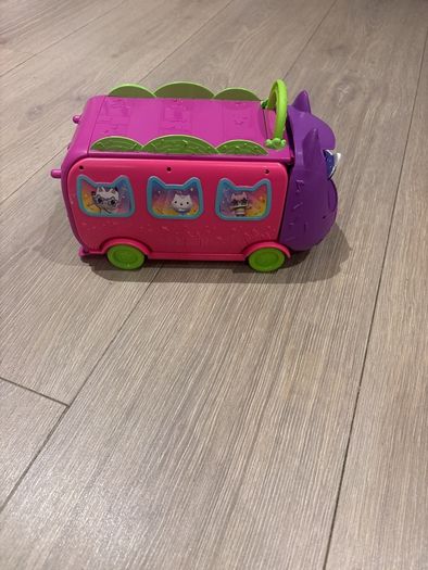 Gabbys dolls house bus with figures