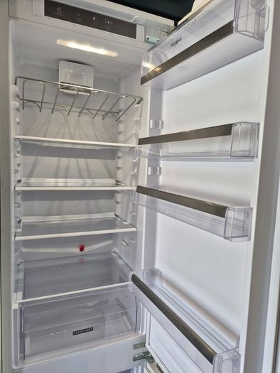 Whirlpool Integrated Fridge Freezer
