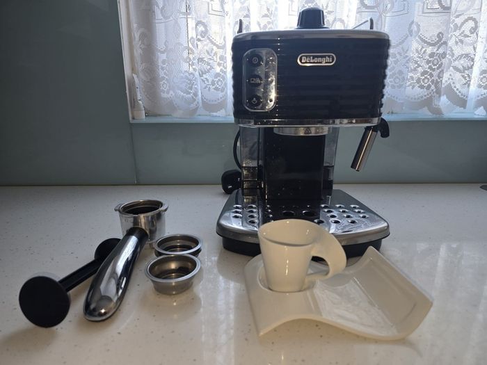 De'Longhi Scultura Traditional Barista Pump Espresso Machine, Coffee and Cappuccino Maker, ECZ351BK