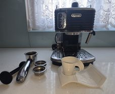 De'Longhi Scultura Traditional Barista Pump Espresso Machine, Coffee and Cappuccino Maker, ECZ351BK