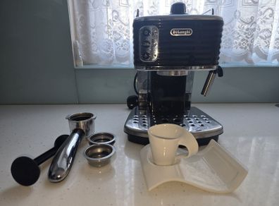 De'Longhi Scultura Traditional Barista Pump Espresso Machine, Coffee and Cappuccino Maker, ECZ351BK