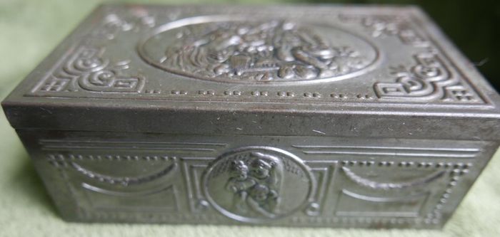 Vintage 1930 s Tin For State Express. Ornate Vintage State Express 333 Metal Tin With Wood Lining