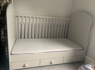 Ikea bed / Cot with clevemama mattress