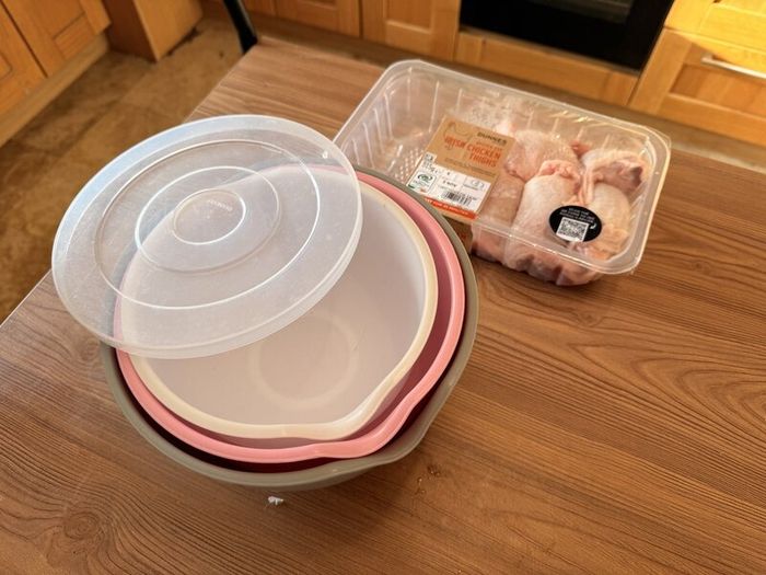 Set of 3 Nesting Plastic Mixing Bowls with Lid