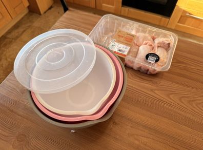Set of 3 Nesting Plastic Mixing Bowls with Lid