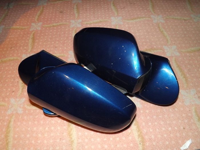 1 x Pair of Celica gen 7 electric mirrors/ Spectra Blue. (Non electric folding)