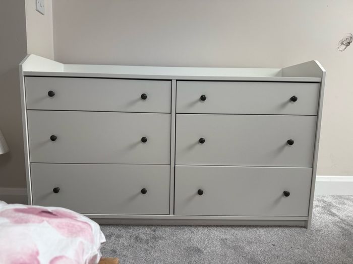 chest of drawers