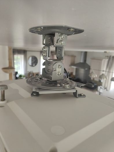 Projector ceiling mount