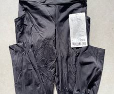 Lululemon black leggings tight 25in side pockets new size 8