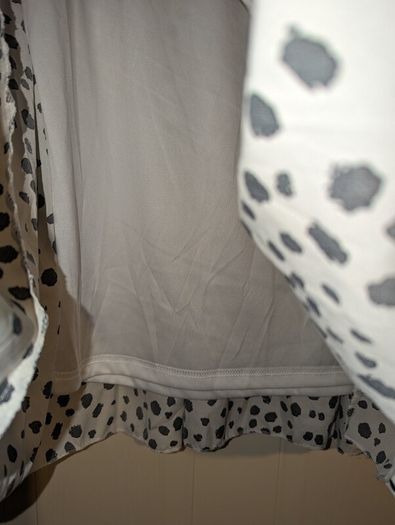 Perfect for Summer. Gorgeous black and white midi skirt