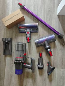 Dyson V10 with multiple heads and 2 docking stations