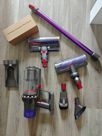 Dyson V10 with multiple heads and 2 docking stations