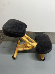 Kneeling chair