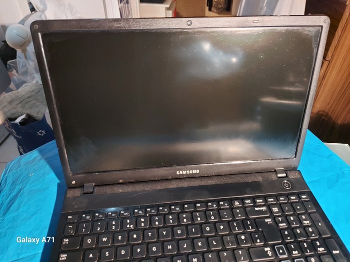 Samsung Notebook Model NP300E5A, Intel Core i5-2430M CPU, 2.4GHz, 4 GB Ram, 600GB HDD, Windows 10, Microsoft Edge, Chrome and VLC