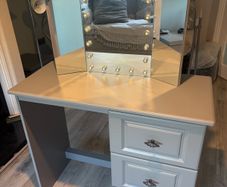 Dressing table with Mirror