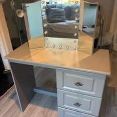 Dressing table with Mirror