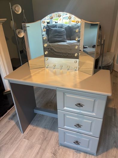 Dressing table with Mirror