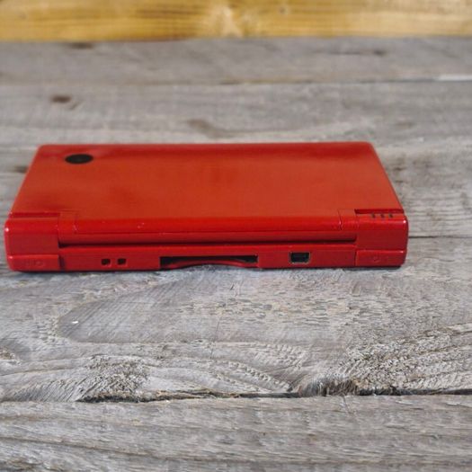 nintendo dsi bundle with 18 games ,case charger