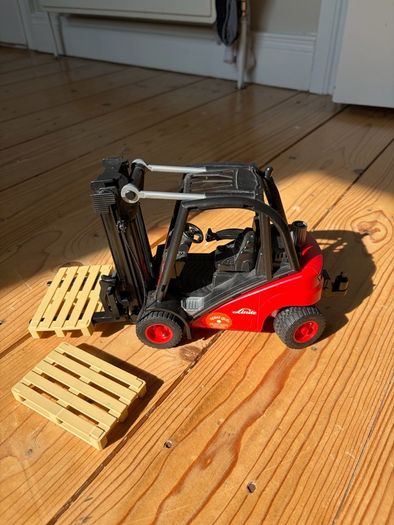 Bruder Linde H30D Forklift with Trailer Coupling and 2 Pallets scale 1:16