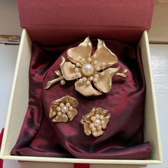 Vintage 1970s  Gold Brooch  & Earrings  set  by Trifari