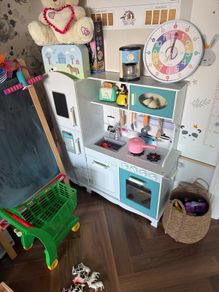 kids play kitchen