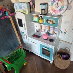kids play kitchen