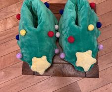 Willow by Leigh Tucker novelty Christmas tree slippers size 9-10 (kids) in like new condition)
