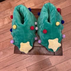 Willow by Leigh Tucker novelty Christmas tree slippers size 9-10 (kids) in like new condition)