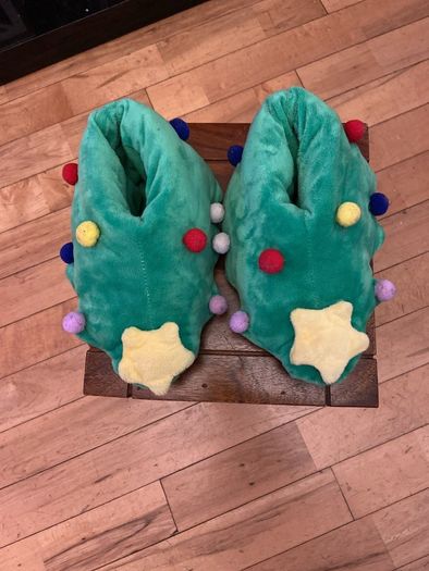 Willow by Leigh Tucker novelty Christmas tree slippers size 9-10 (kids) in like new condition)