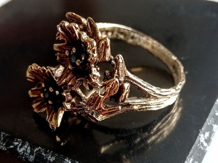 9ct gold sapphire ring size M