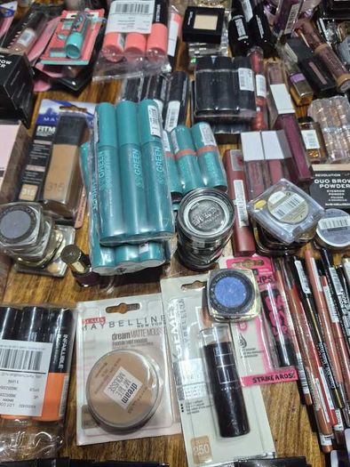 Wholesale Cosmetics Lot: 850 Pieces, Mixed Brands