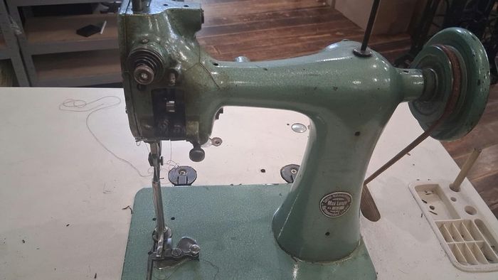 Max Lange KL 30 Industrial Pique Glove Sewing Machine