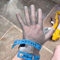 Steel butchers glove