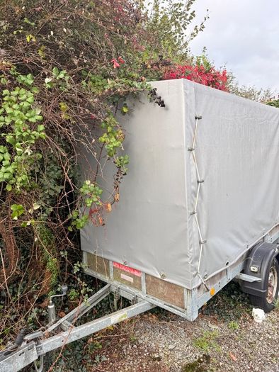 Covered Box Trailer / High Canopy