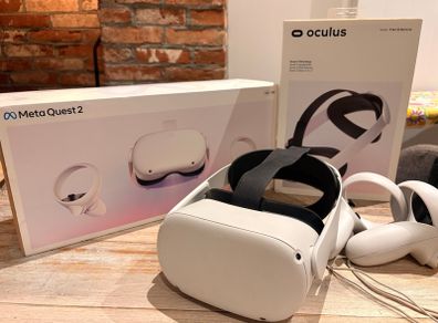 Meta Quest 2 VR Headset 128GB + Official Elite Strap + 2 Controllers
