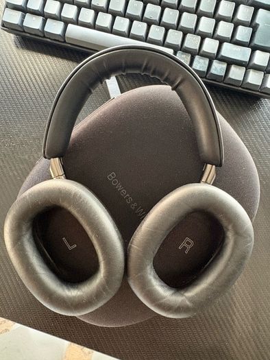 Bowers & Wilkins PX8