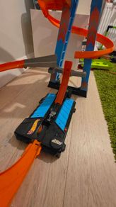 Hot Wheels skycrash track