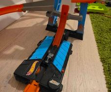 Hot Wheels skycrash track