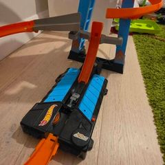 Hot Wheels skycrash track