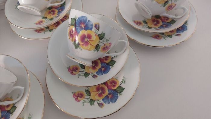 Stunning Vintage Dorchester Finest Bone China 21 Piece Teaset in a Fabulous Multicoloured Pansy Pattern in Excellent Condition