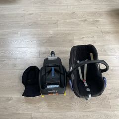 Maxi cosi isofix infant seat (13kg) and newborn insert