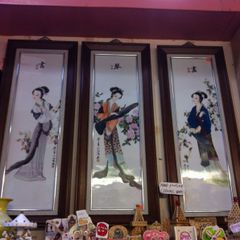 Hand painting in colorful ceramic pictures