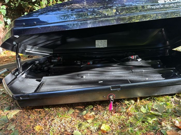 Halfords Exodus 470L Roof Box - Black with Thule Foot Pack and Holfords (A120) Aero Bars. Includes fitting kit.