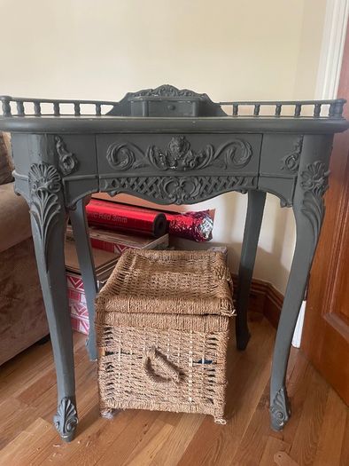 Table / writing desk