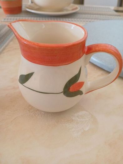 5 x mugs plus sugar bowl and jug