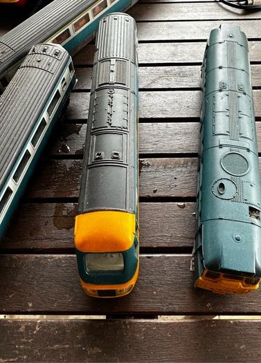 2 Hornby British rail engines and 2 British rail coaches. Don't have a controller so don't know if they work or not Hornby train