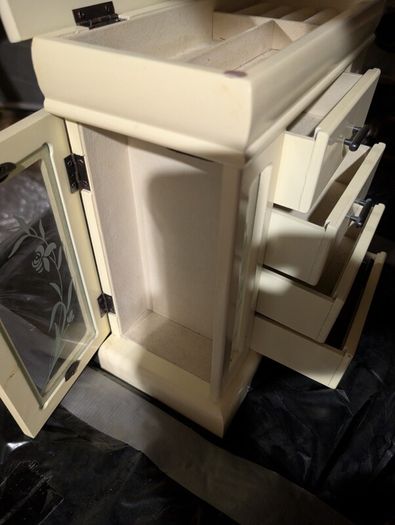 Vintage creamy jewelry box