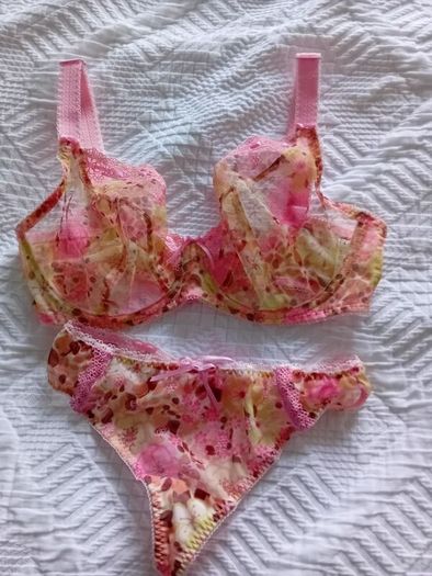 Freya Eloise - Underwire Plunge Bra 28FF and Thong XS - Brand New RRP 55